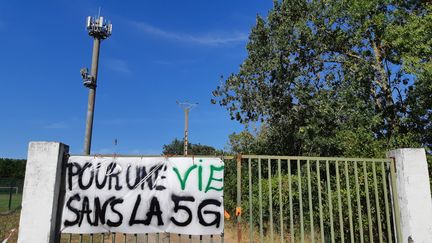 Banderolle pour contester le développement de la 5G devant un pylône supportant des antennes de téléphonie mobile en Lozère. (PHILIPPE THOMAIN / RADIOFRANCE)