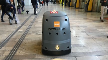 &nbsp; (Ce robot-nettoyeur fait le travail sans assistance humaine © JC)