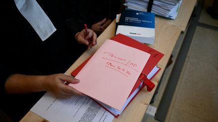 Un avocat au procès des viols de Mazan, au tribunal judiciaire d'Avignon (Vaucluse), le 2 septembre 2024. (CHRISTOPHE SIMON / AFP)