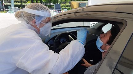 Une personne passe un test virologique, à Reims. (AURÉLIE JACQUAND / FRANCE-BLEU CHAMPAGNE)