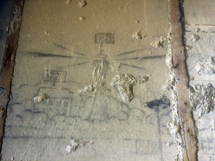 A l'intérieur d'un blockhaus allemand installé le long de l'embouchure de la rivière Orne, près des plages du débarquement dans le Calvados. La photo représente un grafiti indiquant des données balistiques, où l'on distingue encore nettement un phare (surmonté du chiffre 1575).
 (FTV - Laurent Ribadeau Dumas)