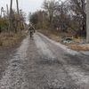 Un policier marche le long d'une rue bombardée de Myrnohrad en Ukraine, le 18 novembre 2024. (DIEGO HERRERA CARCEDO / ANADOLU / AFP)