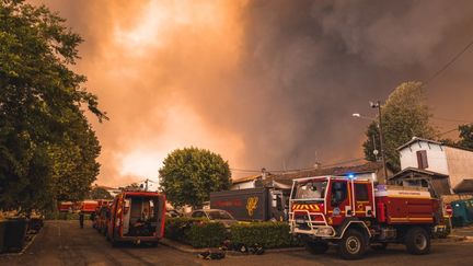 Les pompiers organisent l'évacuation du bourg de Beliet, 2 500 personnes, alors que le feu progresse et menace le village. Le 10 août, en Gironde. (BENJAMIN GUILLOT-MOUEIX / HANS LUCAS)