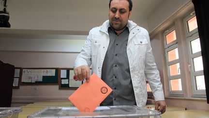 Un &eacute;lecteur turc vote pour les municipales &agrave;&nbsp;Elazig (Turquie), le 30 mars 2014. (EMRAH GOKMEN / ANADOLU AGENCY / AFP)