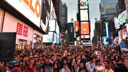 La foule réunie à&nbsp;Times Square à New York, le 13 juillet 2017, pour le festival du film indien. (ANGELA WEISS / AFP)