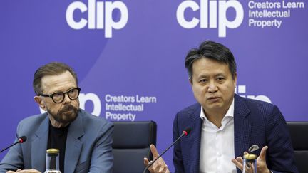 Björn Ulvaeus du groupe suédois ABBA et Daren Tang (à droite), directeur général de l'Organisation mondiale de la mropriété intellectuelle (Ompi), alors qu'ils présentent CILP (Creators Learn Intellectual Property), une nouvelle plateforme dédiée aux artistes à Genève (Suisse), le vendredi 17 novembre 2023. (SALVATORE DI NOLFI/AP/SIPA / SIPA)