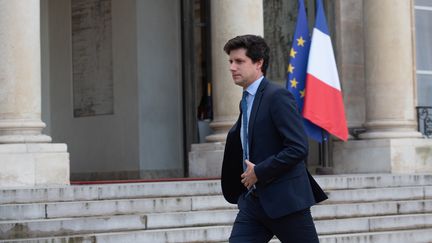 Le ministre&nbsp;de la Ville et du Logement, Julien Denormandie, en charge du dossier des APL, à la sortie du Conseil des ministres, le 7 novembre 2019. (JULIETTE PAVY / HANS LUCAS / AFP)