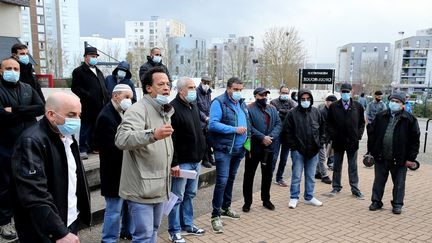 L'Association des travailleurs maghrébins et le Comité de défense des locataires de la Croix-Rouge appellent à une manifestation pour dénoncer l'agression du photojournaliste français Christian Lantenois, à Reims le 4 mars 2021. (FRANCOIS NASCIMBENI / AFP)