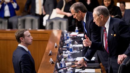 Le PDG de Facebook, Mark Zuckerberg, avait été interrogé le 10 avril 2018 par le Sénat américain sur la protection des données de ses utilisateurs et sur les soupçons de biais politique de la plateforme. (BRENDAN SMIALOWSKI / AFP)