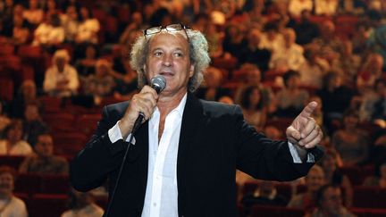 Richard Martin, directeur du théâtre Toursky de Marseille, devant ses soutiens, alors qu'il entame une grève de la faim pour dénoncer l'arrêt des subventions du ministère de la Culture, le 3 octobre 2009. (GERARD JULIEN / AFP)