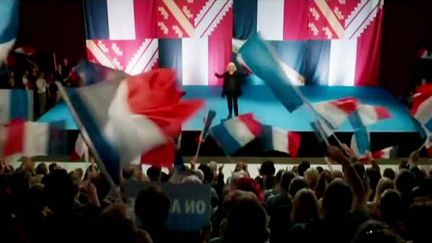 Dans "Chez Nous" de Lucas Belvaux des drapeaux alsaciens à l'envers illustrent une séquence d'un meeting du "Bloc patrioque" 
 (France 3 / Culturebox / capture d&#039;écran)