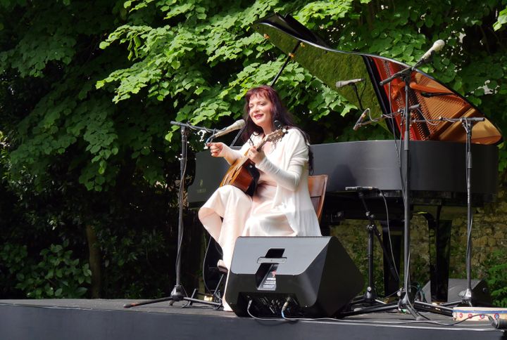 Elina Duni au chant et à la guitare, à Coutances (31 mai 2019) (Annie YANBEKIAN)