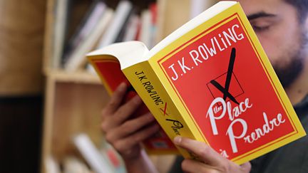 Le dernier livre de J.K.Rowling, "Une place &agrave; prendre", dans une librairie parisienne le jour de sa sortie, le 28 septembre 2012.&nbsp; (THOMAS SAMSON / AFP)