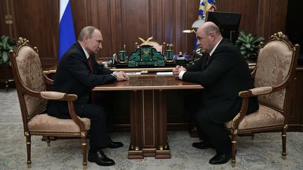 Vladimir Poutine et son nouveau Premier ministre Mikhaïl Michoustine, le 15 janvier 2020 à Moscou (ALEXEY NIKOLSKY / SPUTNIK)