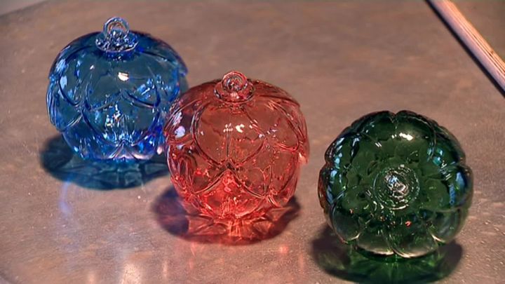 Les boules de verre soufflé et coloré, un art centenaire venu des Vosges. (D. Mazeres /  France Télévisions)