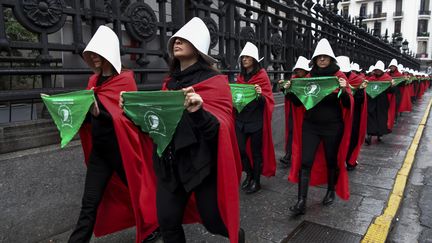 Des femmes demandant la légalisation de l'avortement manifestent devant le Congrès national à Buenos Aires (Argentine), le 25 juillet 2018. (EITAN ABRAMOVICH / AFP)