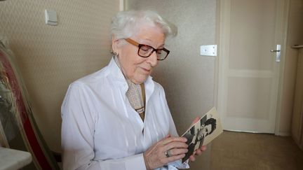 A 92 ans, Colette Marin-Catherine est partie sur les traces de son frère executé en 1945 dans le camp&nbsp;d'extermination de Dora en Allemagne&nbsp; (PHOTOPQR/OUEST FRANCE/MAXPPP)