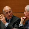 Valéry Giscard d'Estaing et Edouard Balladur (à gauche), à la commission des Affaires étrangères de l'Assemblée, le 28 novembre 2002. (MAXPPP)