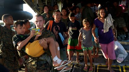 Des soldats am&eacute;ricains &eacute;vacuent des bless&eacute;s, le 12 novembre 2013 &agrave; Manille (Philippines). (JAY DIRECTO / AFP)