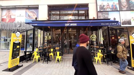 Le dernier Café joyeux a ouvert ses portes sur les Champs-Élysées, à Paris. (VALENTIN DUNATE / RADIO FRANCE)