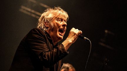 Le chanteur belge Arno en concert au Trianon de Paris (France), le 11 février 2020. (CHRISTOPHE ARCHAMBAULT / AFP)