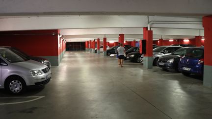 Le parking du centre commercial de Sarcelles (Val-d'Oise) où&nbsp;des gendarmes ont découvert&nbsp;une voiture dans laquelle des traces d'ADN de Redoine Faïd et d'un de ses frères ont été retrouvées, le 24 juillet 2018. (JACQUES DEMARTHON / AFP)