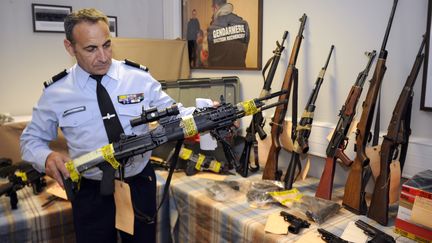 Un v&eacute;ritable arsenal de guerre a &eacute;t&eacute; saisi &agrave; Marseille. (BORIS HORVAT / AFP)