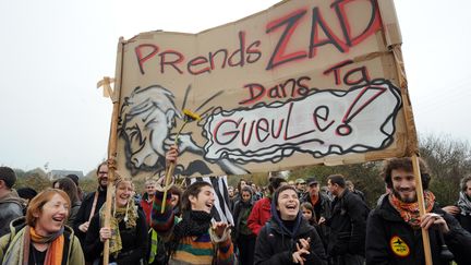 Des opposants au projet d'a&eacute;roport du Grand Ouest aux c&ocirc;t&eacute;s d'agriculteurs et de militants &eacute;cologistes, lors d'une manifestation organis&eacute;e le 17 novembre 2012 &agrave; Notre-Dame-des-Landes (Loire-Atlantique). (JEAN-FRANCOIS MONIER / AFP)