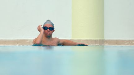 Muammer Sinan Kus, un nageur atteint de trisomie 21, s'entraîne dans une piscine à Izmir, en Turquie, le 2 décembre 2022. Image d'illustration. (MAHMUT SERDAR ALAKUS / ANADOLU AGENCY)