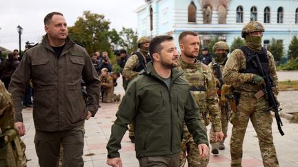 Le président ukrainien, Volodymyr Zelenski, le 14 septembre 2022 à Izioum (Ukraine). (UKRAINIAN PRESIDENTIAL PRESS-SER / AFP)