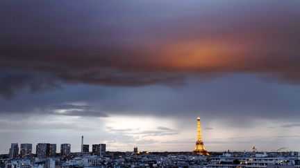 Un orage à Paris, le 18 mai 2016.&nbsp; (BERTRAND KULIK / CATERS/SIPA / CATERS NEWS AGENCY)