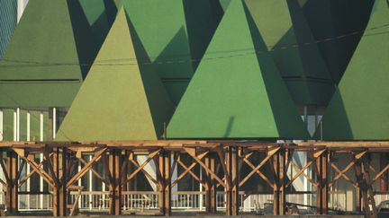 René Burri a été fasciné par les pyramides depuis son premier voyage en Egypte en 1958, avant de voir celles du Mexique ou du Guatemala. Il en a adopté la forme triangulaire dont il a peuplé ses images, des toits des maisons aux tipis et aux jardins zen. Féru de géométrie, le photographe suisse en voyait partout et en couvrait ses carnets de dessins. Ici, Canada, Montréal, 1967
 (René Burri/Magnum Photo. Fondation René Burri Courtesy Musée de l&#039;Elysée)