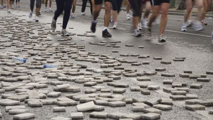 Eponges et autres d&eacute;chets sur le trac&eacute; du marathon de Paris, en 2006. (DAVID MADISON / REPORTAGE / GETTY IMAGES)