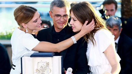 L'actrice L&eacute;a Seydoux (&agrave; gauche) pose le 26 mai 2013 avec le r&eacute;alisateur&nbsp;Abdellatif Kechiche et l'actrice&nbsp;Ad&egrave;le Exarchopoulos, apr&egrave;s avoir re&ccedil;u la Palme d'or pour "La vie d'Ad&egrave;le", &agrave; Cannes (Alpes-Maritimes). (ZHENG FUDE / IMAGINECHINA / AFP)