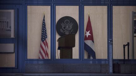  (Le drapeau américain flottera à nouveau sur le fronton de l'ambassade américaine © REUTERS)