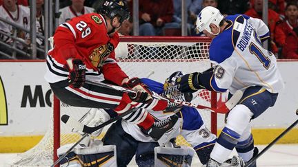 Brian Bickell dans une figure spectaculaire devant la cage des Blues