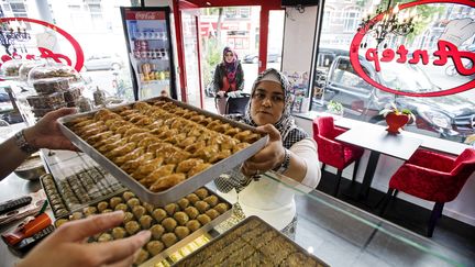 Dans une épicerie de Rotterdam, aux Pays-Bas, en préparation de l'Aïd el-Fitr, lundi 4 juillet 2016.&nbsp; (MARTEN VAN DIJL / ANP MAG / AFP)