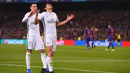 Julian Draxler et Edinson Cavani, deux joueurs du PSG mercredi soir au Nou Camp à Barcelone&nbsp; (JOSEP LAGO / AFP)