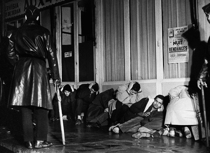 Personnes arrêtées lors de la manifestation pacifique organisée à Paris le 17 octobre 1961 par la Fédération de France du FLN (Front de Libération nationale) pendant la guerre d'Algérie. Ils entendaient protester contre le couvre-feu qui leur était imposé. (UPI / AFP)