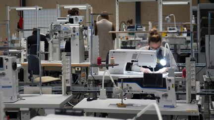 Un atelier de l'entreprise Louis Vuitton, qui appartient au groupe LVMH, le 22 février 2022, à Azé, près de Vendôme&nbsp;(Loir-et-Cher). (GUILLAUME SOUVANT / AFP)