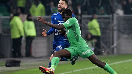 Lucas Gourna au duel avec Oualid El Hajjam lors du match entre Saint-Etienne et Troyes, le 18 mars 2022 au stade Geoffroy-Guichard. (JEAN-PHILIPPE KSIAZEK / AFP)