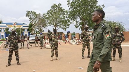 Des soldats nigériens à Niamey, Niger, le 11 août 2023, près d'une base aérienne française de la capitale. (AFP)