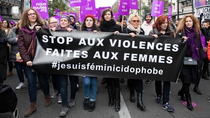 Le 24 novembre 2018, des femmes sont descendues dans la rue à Paris pour dénoncer les&nbsp;féminicides, en présence notamment de&nbsp;Murielle Robin et d'Éva Darlan. (CHRISTOPHE MORIN / MAXPPP)