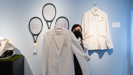 Le blazer de Roger Federer, tout en blanc comme toutes les tenues des joueurs durant Wimbledon.&nbsp; (WIKTOR SZYMANOWICZ / ANADOLU AGENCY / AFP)