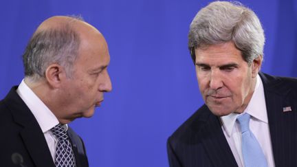 Laurent Fabius (&ccedil; gauche), le chef de la diplomatie fran&ccedil;aise, et son homologue am&eacute;ricain, John Kerry, &agrave; Paris, apr&egrave;s une r&eacute;union sur la Syrie, le 16 septembre 2013. (KENZO TRIBOUILLARD / AFP)