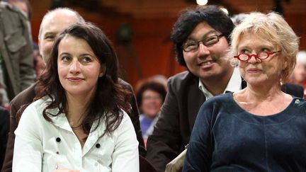 Le pr&eacute;sident du groupe &eacute;cologiste au S&eacute;nat, Jean-Vincent Plac&eacute;, derri&egrave;re&nbsp;Eva Joly et&nbsp;C&eacute;cile Duflot,&nbsp;aux Assises nationales Europe Ecologie-Les Verts (EELV) &agrave;&nbsp;Lyon (Rh&ocirc;ne), le 13 novembre 2010. (FRANCOIS LAFITE / WOSTOK PRESS / MAXPPP)