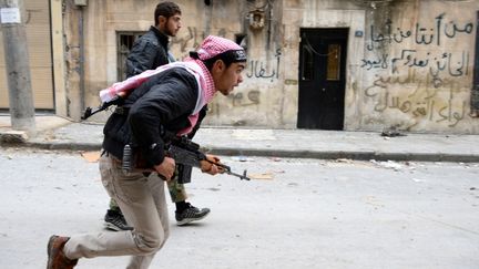 Des combattants rebelles syriens &agrave; Alep, dans le nord de la Syrie, le 26 octobre 2012. (PHILIPPE DESMAZES / AFP)