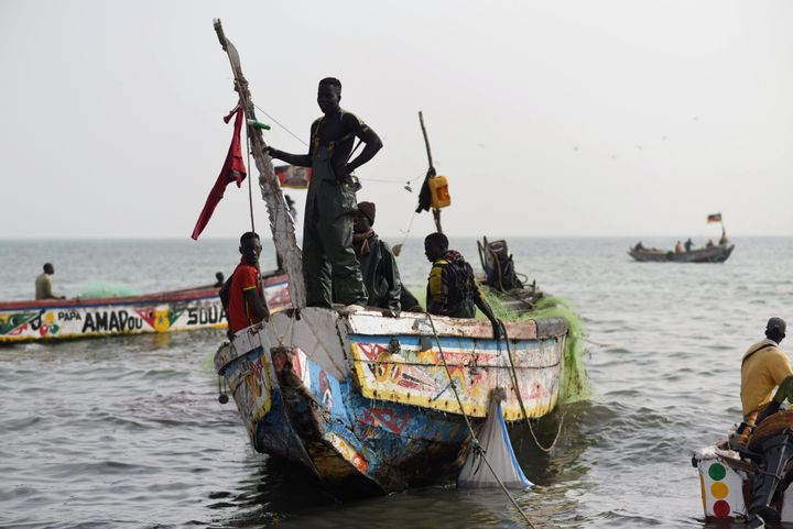 Bateaux de pêche traditionnels à l'échouage sur une plage proche de Joal-Fadiouth au Sénégal. (SYLVAIN CHERKAOUI / X03766)