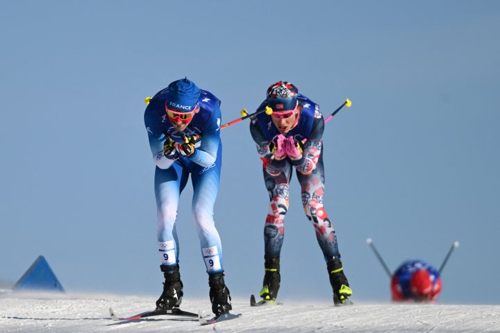 Hugo Lapalus en course avec la superstar du ski de fond Johannes Hoesflot Klaebo lors du skiathlon de Pékin, le 6 février 2022. (MILLEREAU PHILIPPE / KMSP)