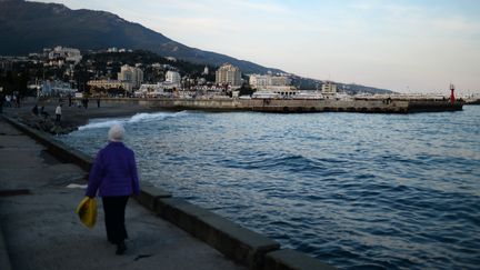 Une dame marche sur la digue &agrave; Yalta, station baln&eacute;aire de Crim&eacute;e, le 16 avril 2014.&nbsp; (KONSTANTIN CHALABOV / RIA NOVOSTI / AFP)